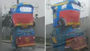 Mototaxi es captada transportando una peculiar 'vaca loca' y usuarios la bautizan como “moto loca”
