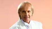 Richard Clayderman, el aclamado pianista francés, manda saludos a sus fans peruanos antes de su concierto en el Pentagonito