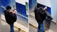 Peruano genera desconcierto tras pegar afiche y despegarlo segundos después: “¿Solo era para la foto?”