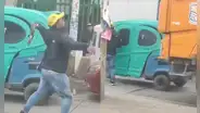 Hombre ataca con vara a camión municipal de Villa El Salvador y chofer responde embistiendo su mototaxi