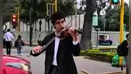 Joven violinista peruano convierte el tráfico de Lima en su escenario ante la falta de empleo: "Mis padres estaban bastante agotados"