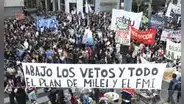 Médicos, jubilados y estudiantes marchan en Argentina contra Milei mientras el Congreso bloquea sus vetos