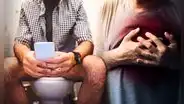 Especialistas revela los peligros para la salud de usar el celular en el baño: "Podría llevar, en casos muy extremos, a la muerte"