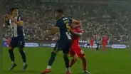 Alianza Lima se queda con 10: Carlos Zambrano vio la roja tras fuerte codazo a jugador de la U. de Chile