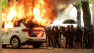 Protesta antinmigración en Países Bajos causa graves disturbios, patrullas incendiadas y ataques a sede en La Haya