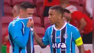Prensa brasileña no perdona a Erick Noriega por cometer 2 penales en Gremio: "Imprudente, como mínimo"