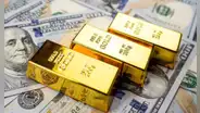 Oro alcanza máximos históricos mientras el dólar se debilita