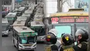 Transportistas de San Juan de Lurigancho movilizan sus buses hacia el Congreso en protesta por ataques extorsivos