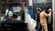 Colas de una hora y ansiedad diaria: el Metropolitano enferma la salud mental de sus usuarios