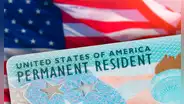 USCIS confirma los requisitos que necesitan los inmigrantes para renovar su Green Card en 2025