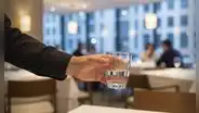 Nueva ley obligaría a restaurantes y supermercados del Perú a dar un litro de agua gratis a consumidores