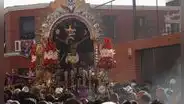 El Señor de los Milagros recorrió las calles de Lima entre pétalos, sahumerios y la fe inquebrantable de cientos de devotos