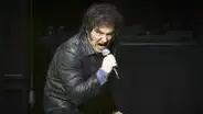 Javier Milei convierte la presentación de su libro en un concierto de rock en plena crisis económica en Argentina
