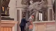 Hombre genera indignación al orinar en el altar de la Basílica de San Pedro delante de cientos de fieles en Roma