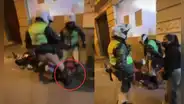 Policía patea cabeza de manifestante en el piso y amenaza a mujer con dispararle en plena marcha