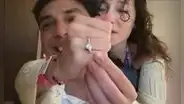 Carlita muestra el insólito anillo que le regaló Curwen para pedirle la mano en Punta Cana: "Es un Snoppy"