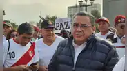 Juan José Santiváñez utiliza marcha para hacer campaña política: aparece junto a policías