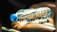 Estudio científico advierte que ingerimos 90.000 microplásticos en nuestro organismo al tomar agua embotellada