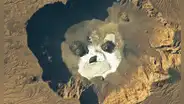 Un astronauta captura la fotografía de una ‘calavera’ que parece mirar hacia el espacio desde el desierto del Sahara