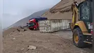 Tráiler se vuelca en Serpetín de Pasamayo y queda al borde del abismo: accidente causa gran congestión vehicular