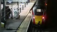 Apuñalamiento múltiple en tren del Reino Unido deja diez heridos en plena crisis por ataques con arma blanca