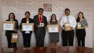 Presidente de la Corte Superior de Justicia de Piura entrega lanyerds a trabajadores por aniversario institucional