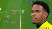 Pedro Gallese y su gesto de frustración tras el grosero error de Jairo Concha que provocó el 2-1 de Chile ante Perú