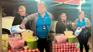 Indignación en EE.UU.: trabajadora del ayuntamiento lanza lejía a comida de una familia latina que vendía en la calle