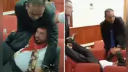 Exdecano del Colegio de Economistas es retirado a la fuerza, cargado de pies y manos, por personal de seguridad durante asamblea