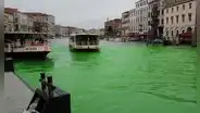 Activistas tiñen de verde el Gran Canal de Venecia para denunciar inacción climática en plena COP30