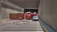 Tráiler se vuelca dentro del túnel de la avenida Néstor Gambetta y deja un herido: tránsito restringido en la zona