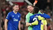 ¡Escándalo en la Premier League! Futbolista del Everton se fue expulsado de manera insólita por agredir a su propio compañero