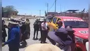 Arequipa: dos sujetos agreden y roban pertenencias a periodista de Exitosa durante transmisión en vivo por una posesión de terreno