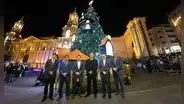 Caja Arequipa enciende la Navidad con el primer árbol interactivo del país