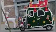 Mototaxista convierte su unidad en trineo y causa furor en redes: "Exceso de espíritu navideño"