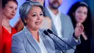 Jeannette Jara promete reforzar a la policía para enfrentar el crimen antes del balotaje presidencial en Chile