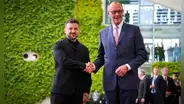 Zelenski llega a Alemania para debatir con EE.UU. y Europa el plan de paz de Trump y poner fin a la guerra con Rusia