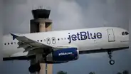 Piloto de JetBlue evita choque con avión militar de Estados Unidos cerca de Venezuela: "Es escandaloso"