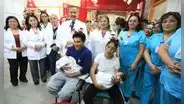 Gemelas siamesas unidas por la columna fueron separadas exitosamente tras complicada cirugía: "Milagro de Navidad"