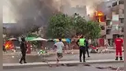 Voraz incendio consume taller de pirotécnicos en Santa Anita y pone en riesgo a varias viviendas