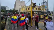 Venezolanos se congregan en su embajada en Perú tras anuncio de captura de Nicolás Maduro