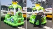 Peruano maneja carrito infantil en pleno tráfico de Lima y sorprende al detenerse para colocarle monedas