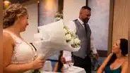 Novia sorprende al regalar su bouquet a la nueva pareja del padre de su hijo en su propia boda: “Por cuidar bien a mi niño”