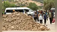 Turistas peruanos quedan varados en Bolivia por bloqueo de carreteras por protestas: "Ya no tenemos recursos"