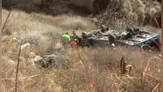 Continúan labores de rescate tras volcadura de bus que transportaba a trabajadores mineros en Arequipa