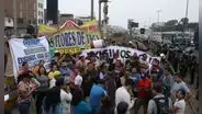 Bloquean la Panamericana Sur: vecinos de SJM protestan por desabastecimiento de agua en asentamientos humanos