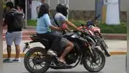 Conductores reincidentes que circulen con dos personas en moto podrían perder su licencia y ser multados con el doble del monto original, según MTC