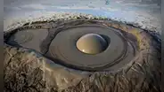 El volcán que expulsa lodo con gas en lugar de lava, su tamaño cambia en verano y está en medio de 2 placas tectónicas de América Latina