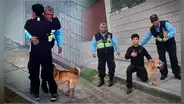 Joven conmueve en redes al abrazar a sereno de Miraflores que encontró a su perrito perdido