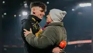 Frente a 50.000 personas: árbitro le propuso matrimonio a su novio en pleno partido de la Bundesliga